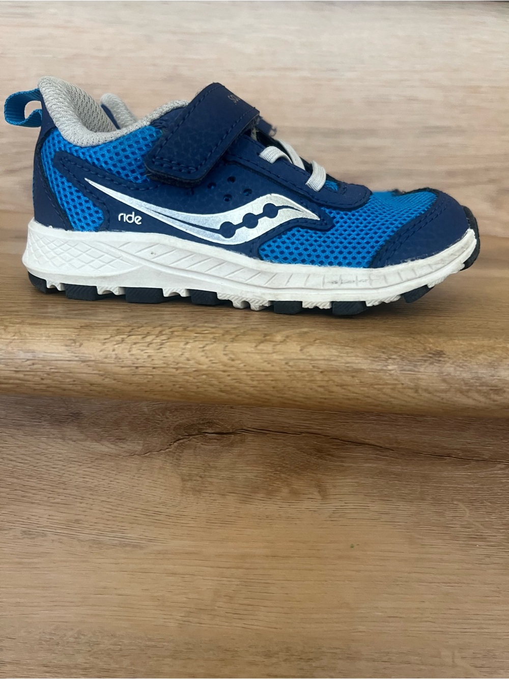 Saucony Kids Blue and Navy Mesh Velcro Sneaker